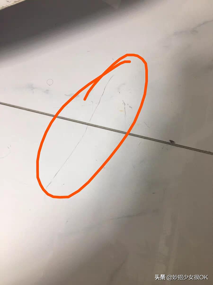 瓷砖上有一条条类似划痕是为什么,装修完瓷砖表面有很多划痕怎么办