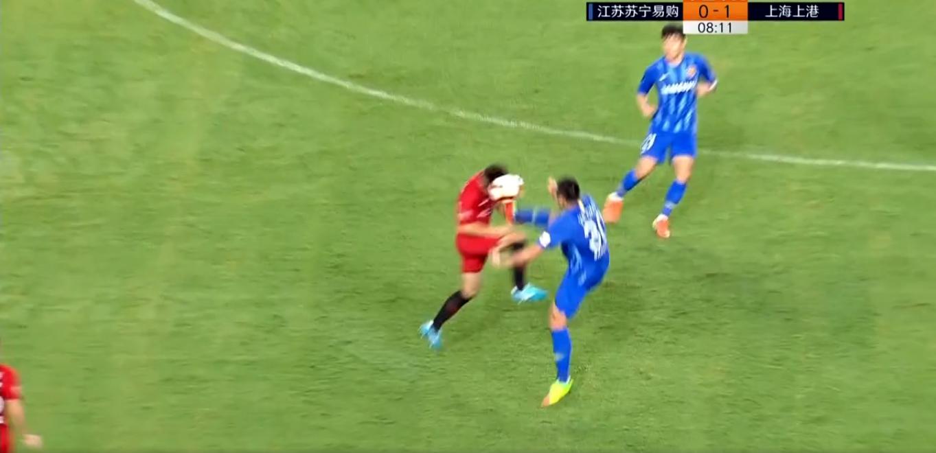 中超惊现德容式飞踹！苏宁恶汉踹碎上港球员球衣胸口3道血痕刺眼