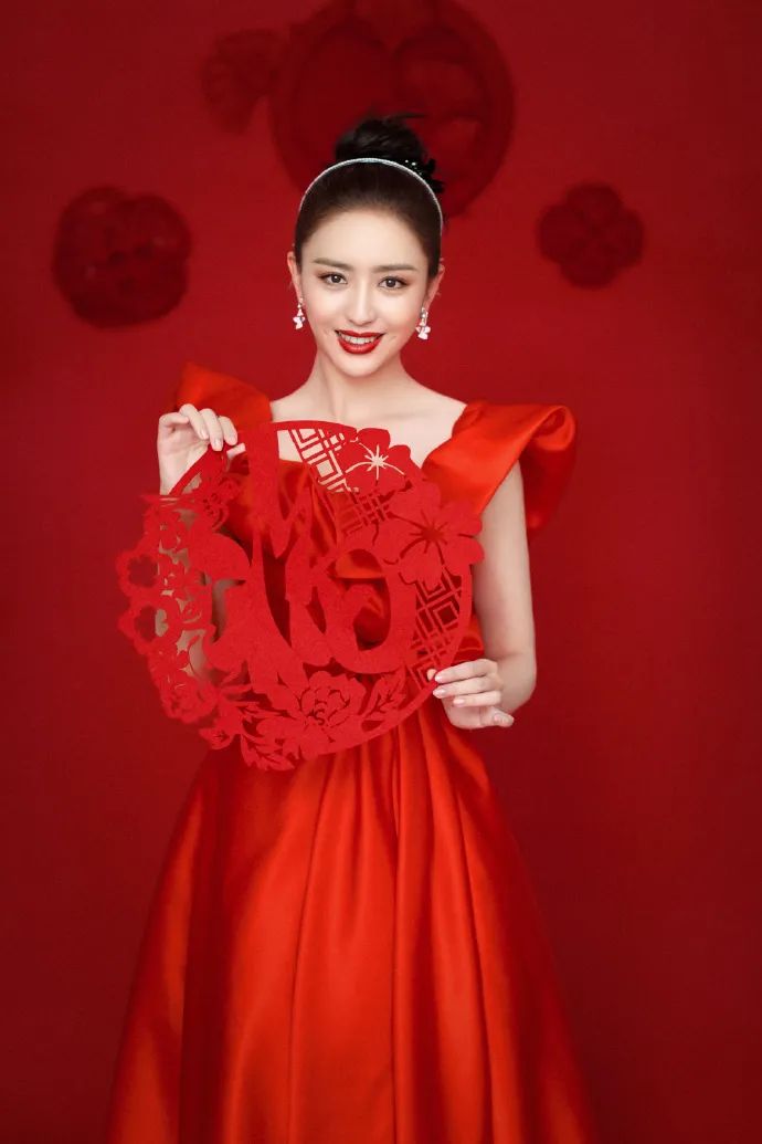 春晚时尚图鉴:热巴杨幂的红裙、王菲刷碗手套和董卿李思思的口红