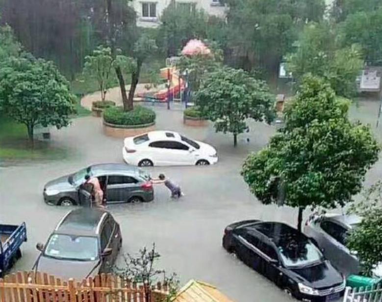 暴雨造成汽车报废保险公司赔偿吗,暴雨过后报废车