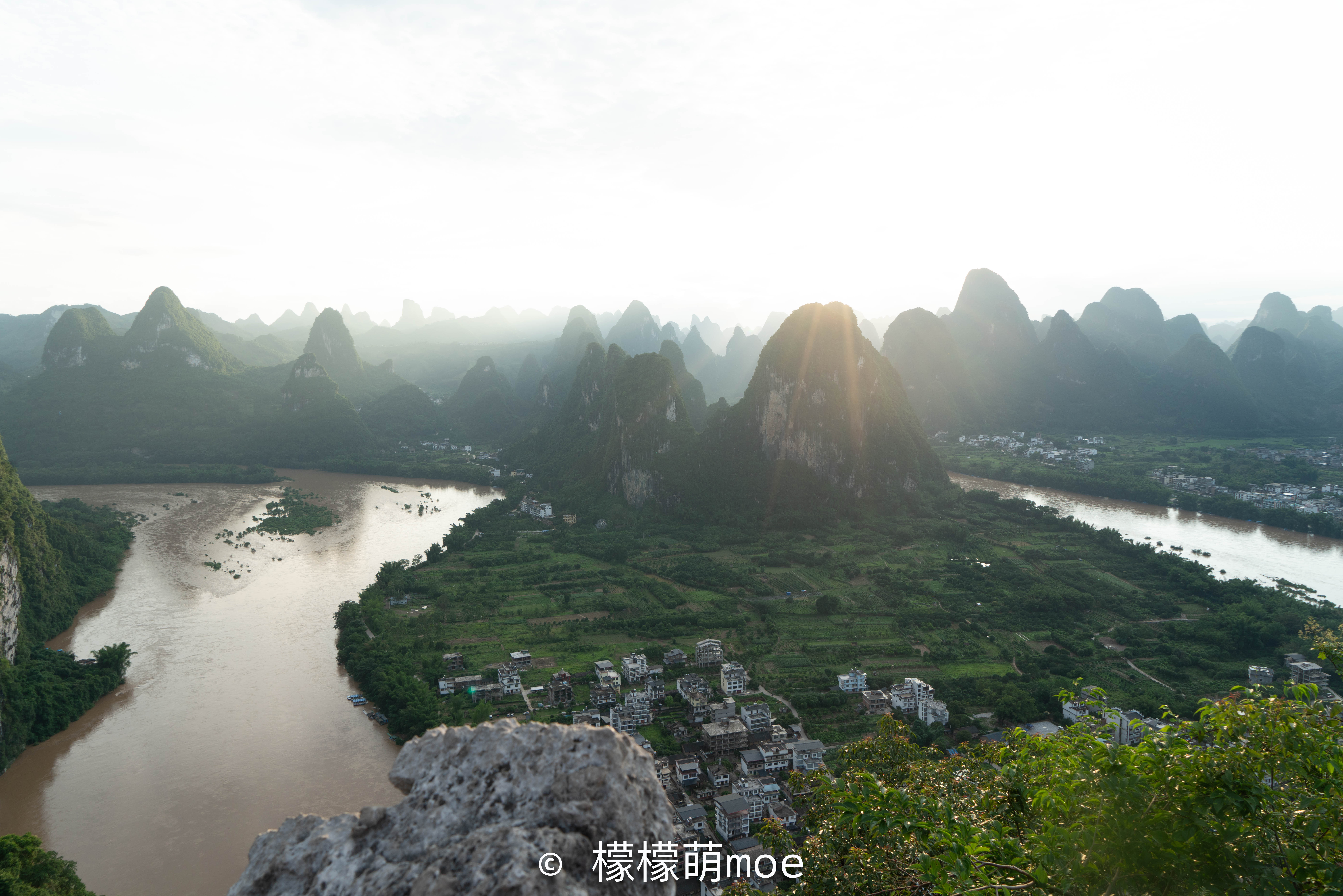它不是桂林最好看的山，日本人却无偿修路，韩国人每日登山卖水