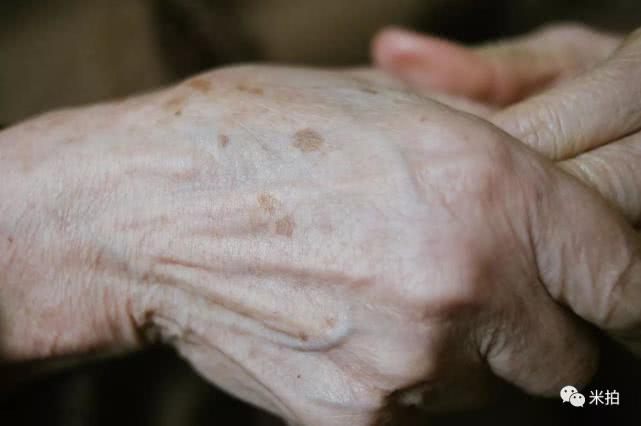 他9年为农村老人拍10000张全家福,你有多久没有拍过一张全家福了