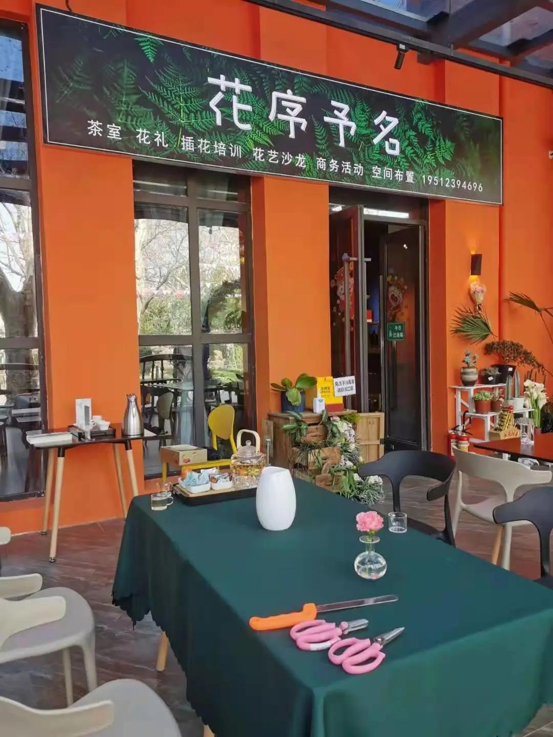 从10平方米的楼梯间花店，到130平方米的花园花店，为何她俩做得这么火？