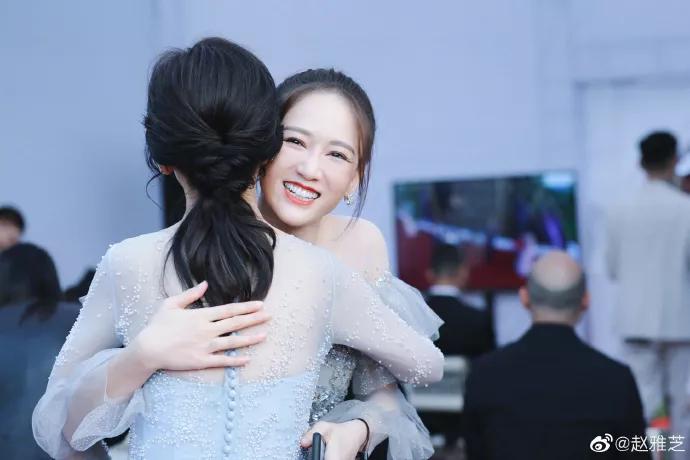 顶级模特的走秀翻车现场,女明星红毯走秀翻车事件