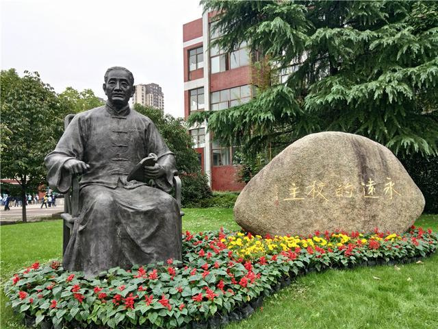 桃李不言下自成蹊:江苏省锡山高级中学