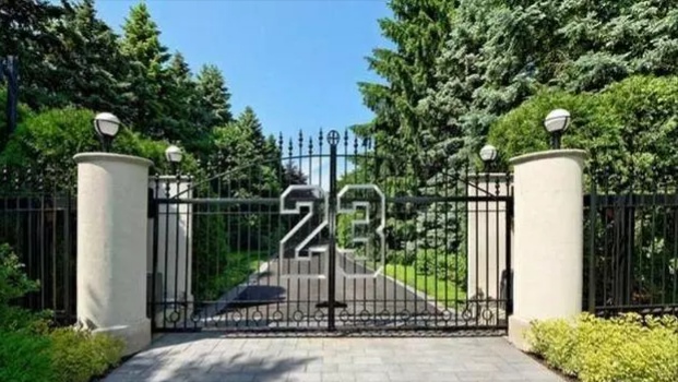 篮球明星詹姆斯的10款豪车 (乔丹詹姆斯车库对比)