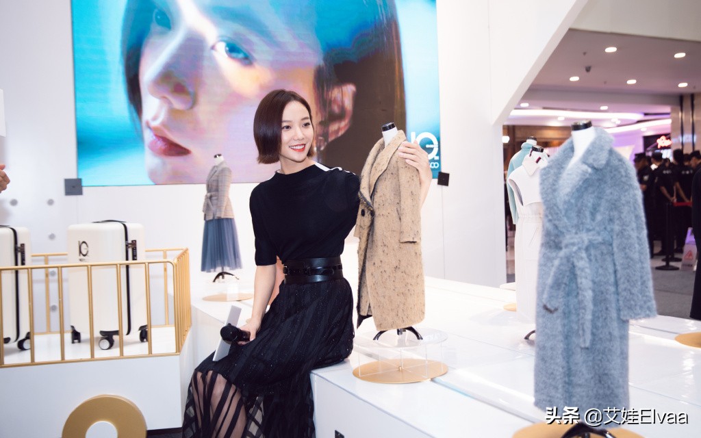 王珞丹美艳动人,王珞丹深v吊带长裙