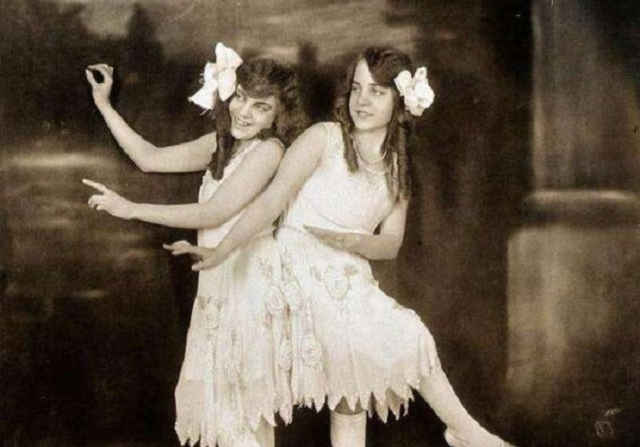 连体姐妹被抛弃意外发现暴富之路,一对姐妹花被父母抛弃