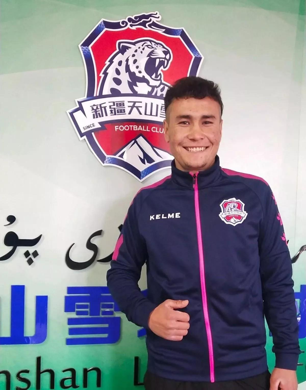 喀什21岁小伙努尔买买提.西热莆通过抖音签约天山雪豹足球俱乐部