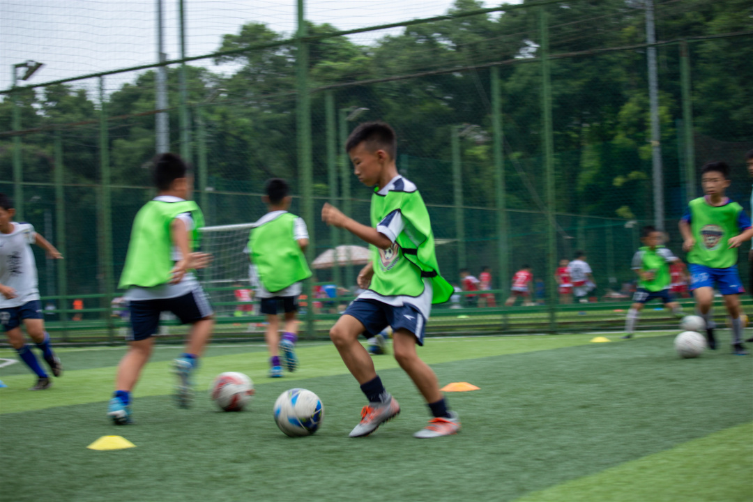 10岁足球青训的训练,刚刚接触足球的孩子的青训细节