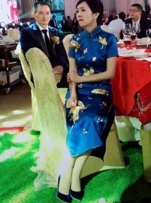 “最美旗袍妈妈”火了，好好保养吧，别到时输给亲家母！