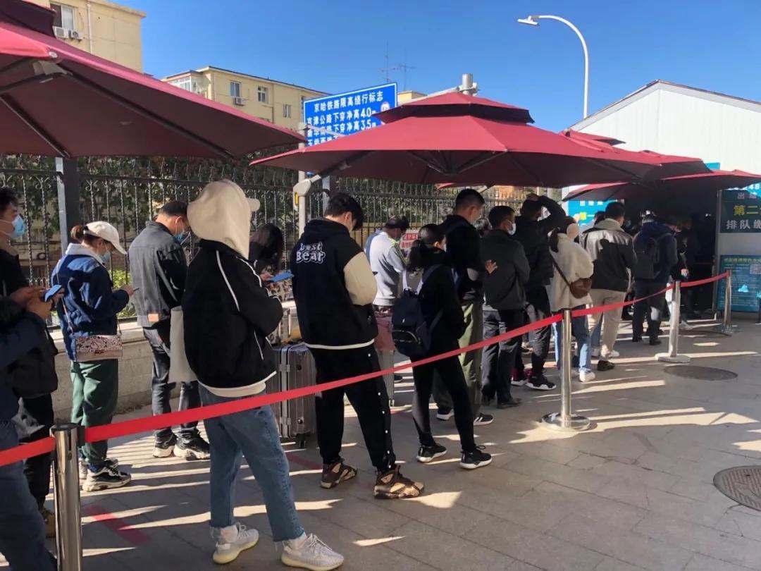 大规模核酸检测采样人群摸底,直击京多区核酸检测现场