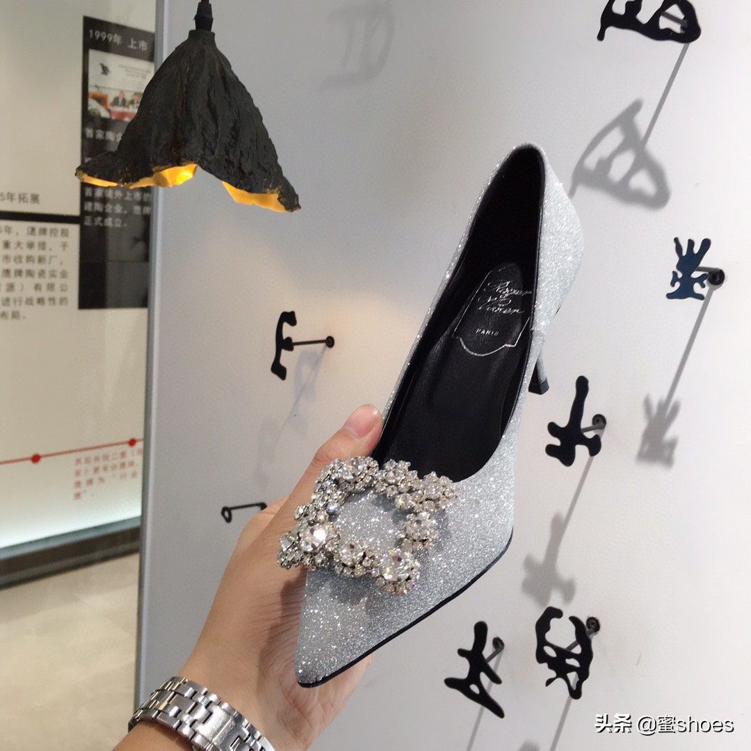 唐嫣同款rv鞋,唐嫣结婚时穿的婚鞋