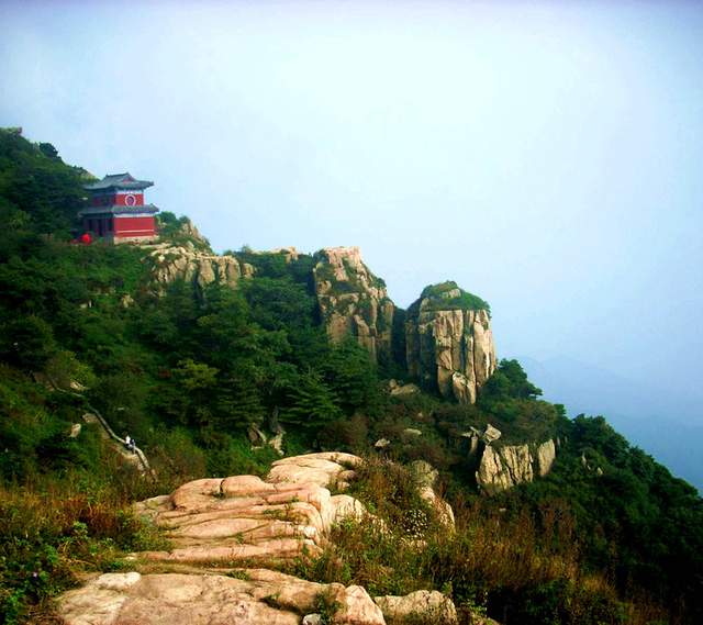 望岳杜甫描写泰山神奇秀丽的诗句,杜甫泰山的诗刻在哪里