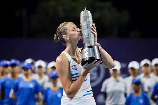 河南球迷庆祝进球,普利斯科娃冲击赛季第四冠