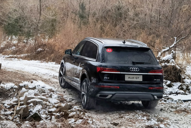 冰面爬坡a4,奥迪a4l四驱加速比赛