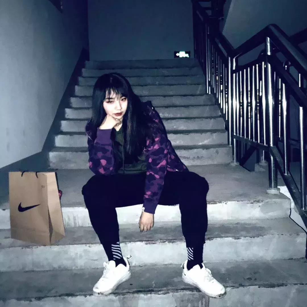 比黑丝妞还让人无法抵抗的，是这些穿球鞋的漂亮妹妹...