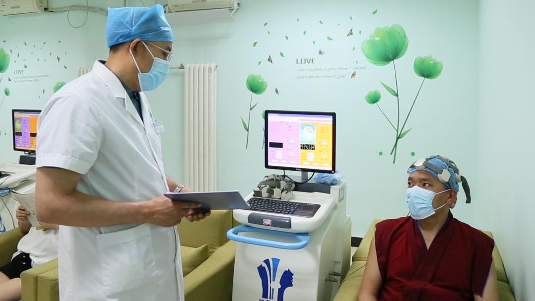 蒙古癫痫患者喜获康复向医生送上草原最高敬意——哈达表示感谢