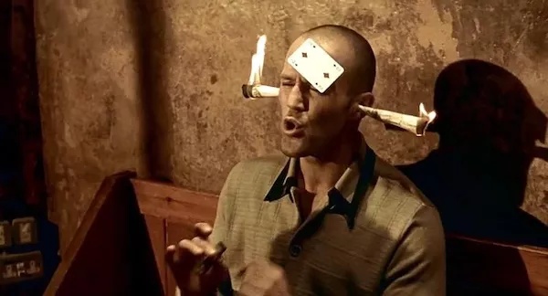 它是迄今为止最有个性的英国电影，狗咬狗的人物关系经常被模仿