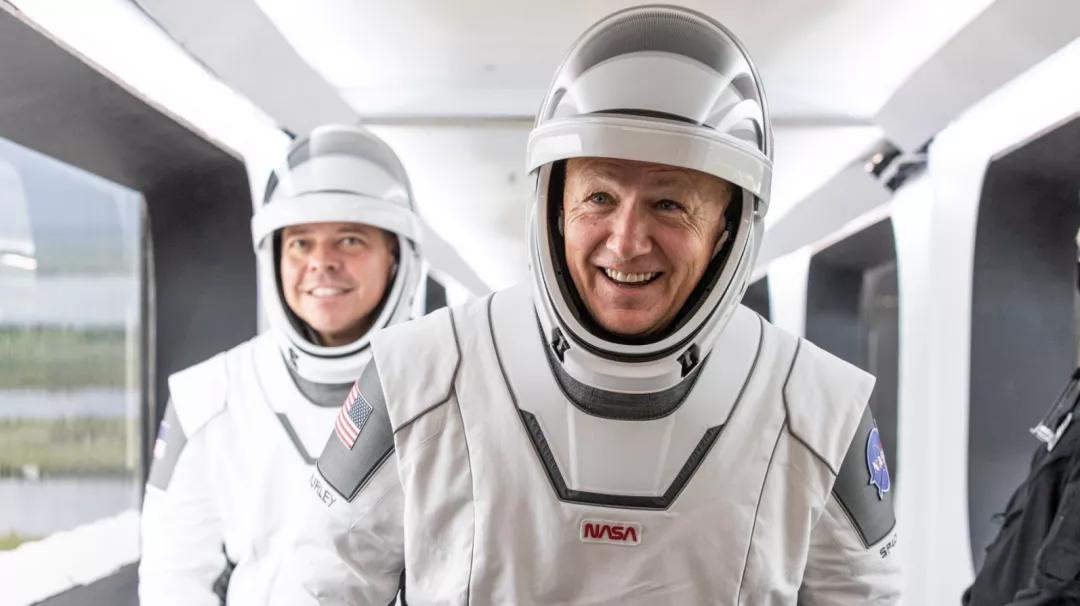 马斯克火箭spacex第一次成功视频,马斯克spacex火箭发射成功回收