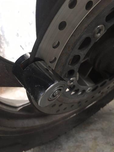 小伙骑电动车被交警抓搞笑,交警被吓到骑电动车