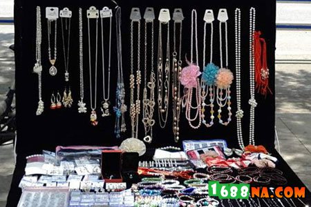 摆地摊卖什么最火怎么进货,摆地摊怎么找货源最有效