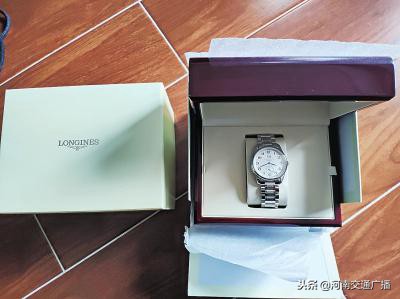 小伙上街买三千块钱的手表,一千多买得到浪琴