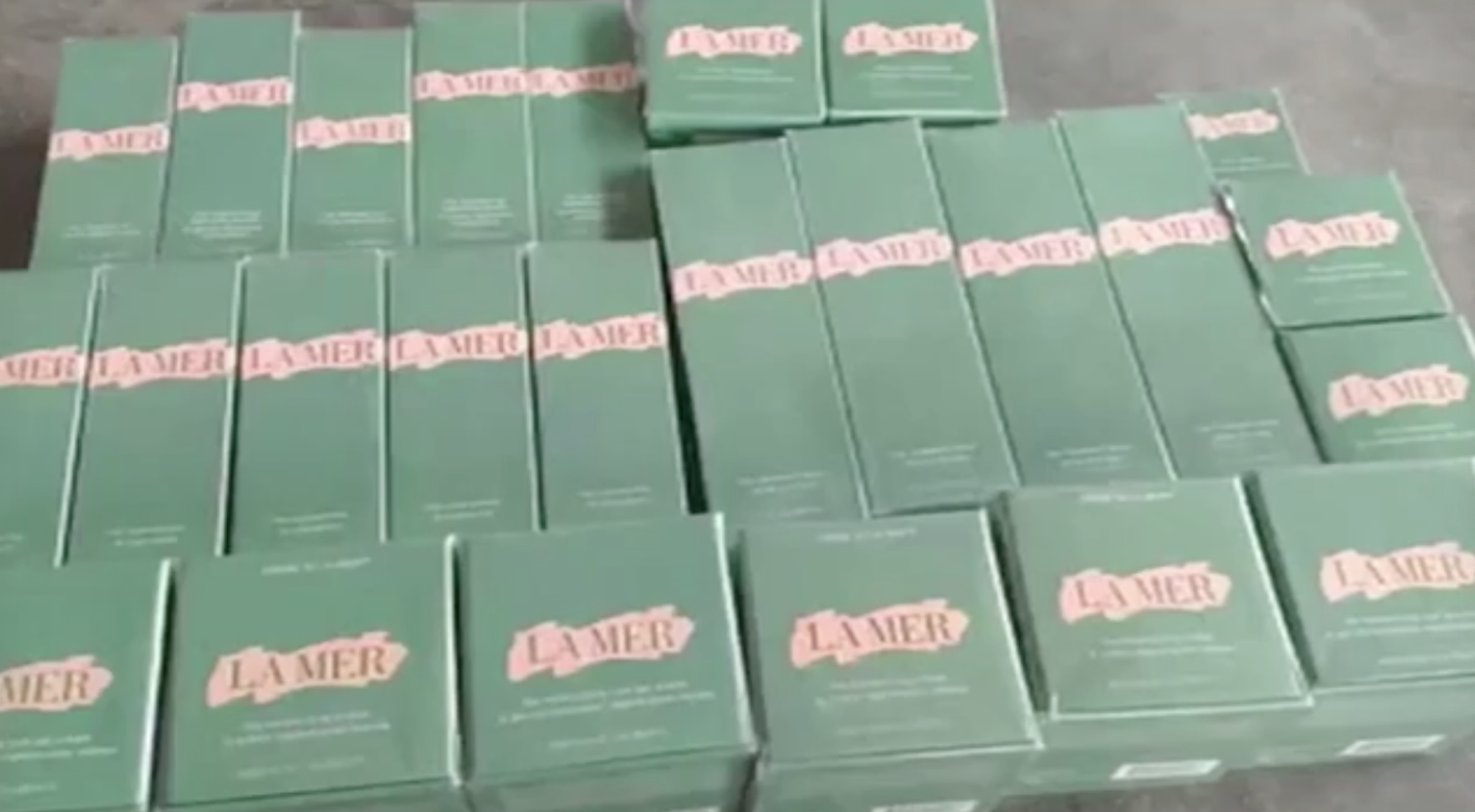 *私走**团伙长期雇佣代购从韩国将化妆品携带入境商品价值800万