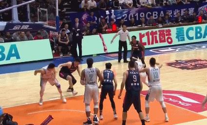 野球场篮球垫脚瞬间,野球场恶意垫脚集锦