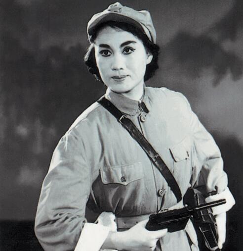 1988年,在大会上“请小平同志不要吸烟”的女人,后来怎样了