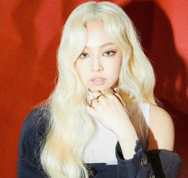 韩国女明星lisa发色棕色,韩国女艺人发色温柔显白