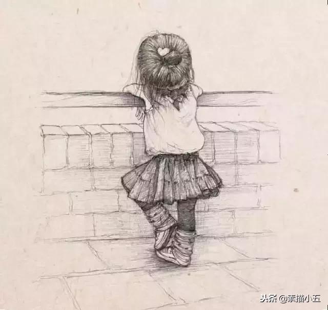 一个父亲给大家展示女儿画的画,给妈妈画一幅世界上最漂亮的画