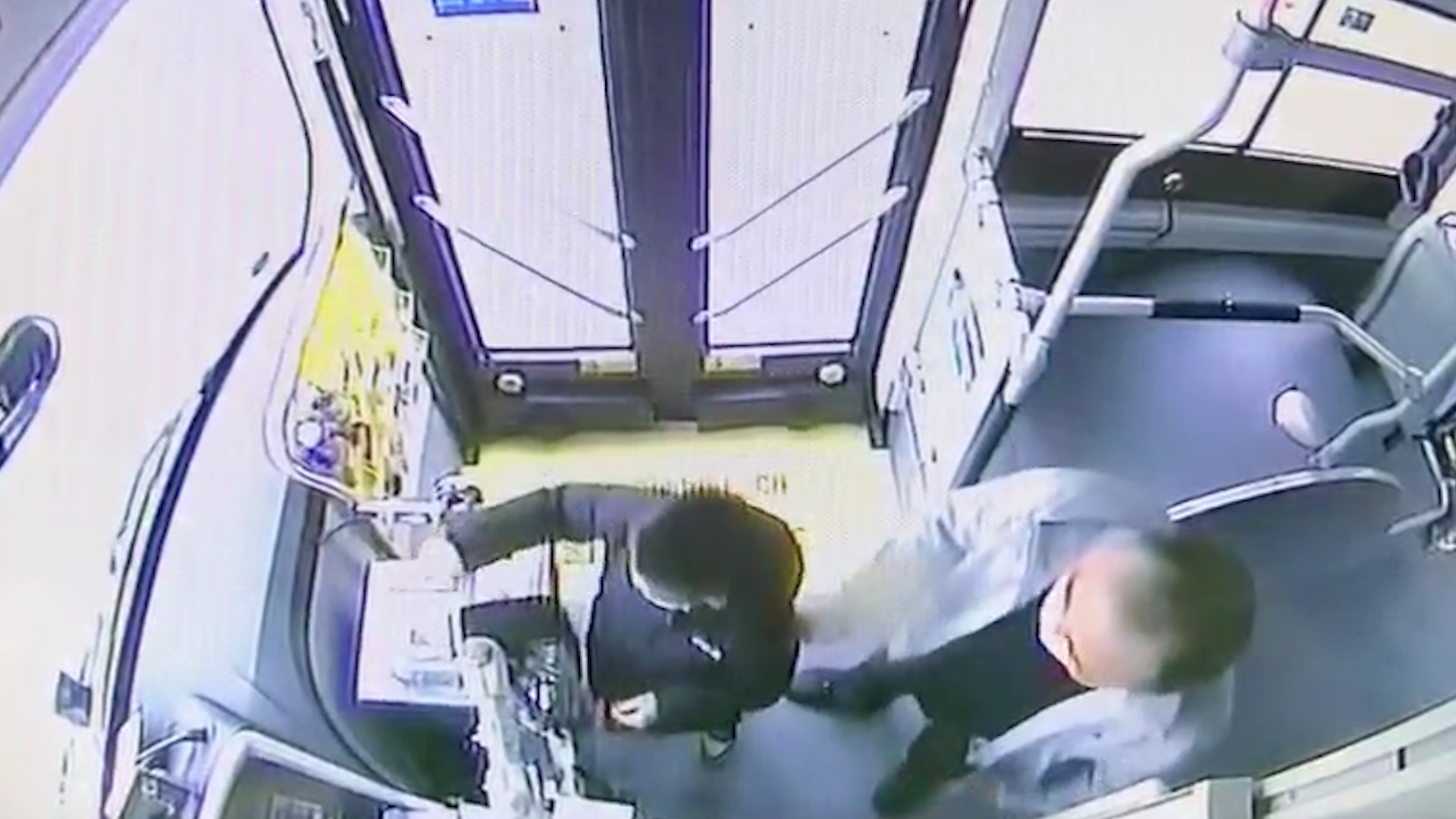 孩子上公交没投币,随后爸爸的做法堪称“教科书式”教育