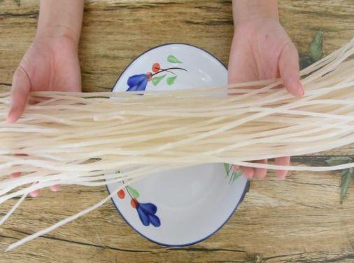 靠价格辨别真假粉条,假粉条折不断