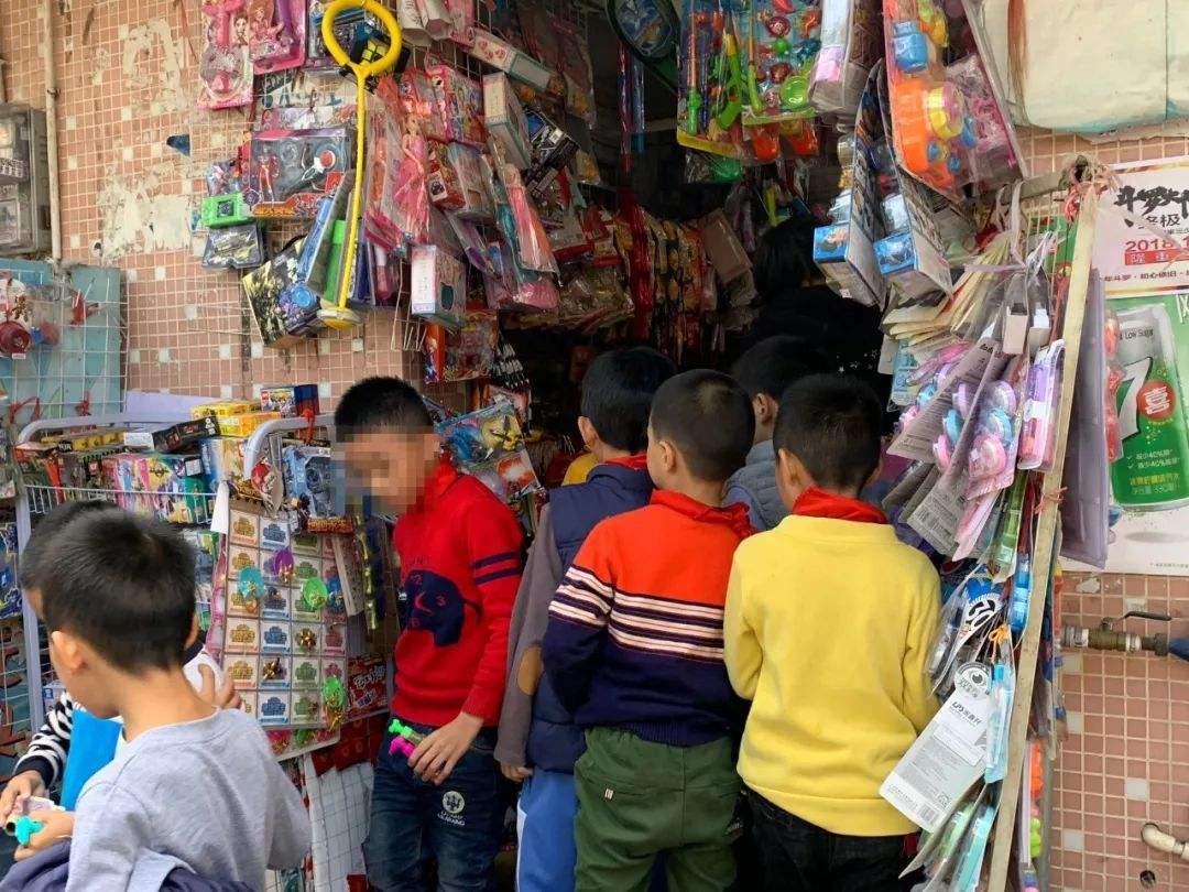 孩子在超市偷东西，三个妈妈不同的处理方式，却暗示孩子3种未来