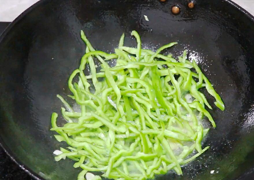 不管炒什么肉丝都不要直接下锅,教你2个小技巧,肉丝鲜嫩不粘锅