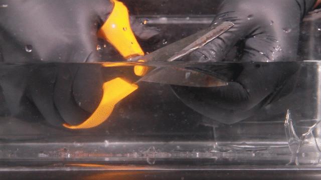 在水里剪刀可以剪玻璃是真的吗,玻璃在水里可以用剪刀剪