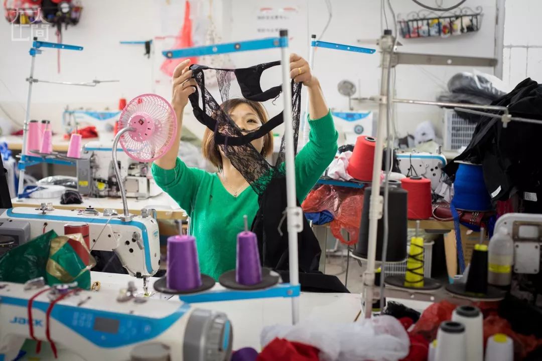 在人间丨情趣内衣小镇的乡村女工，每天往返于工厂与田地之间