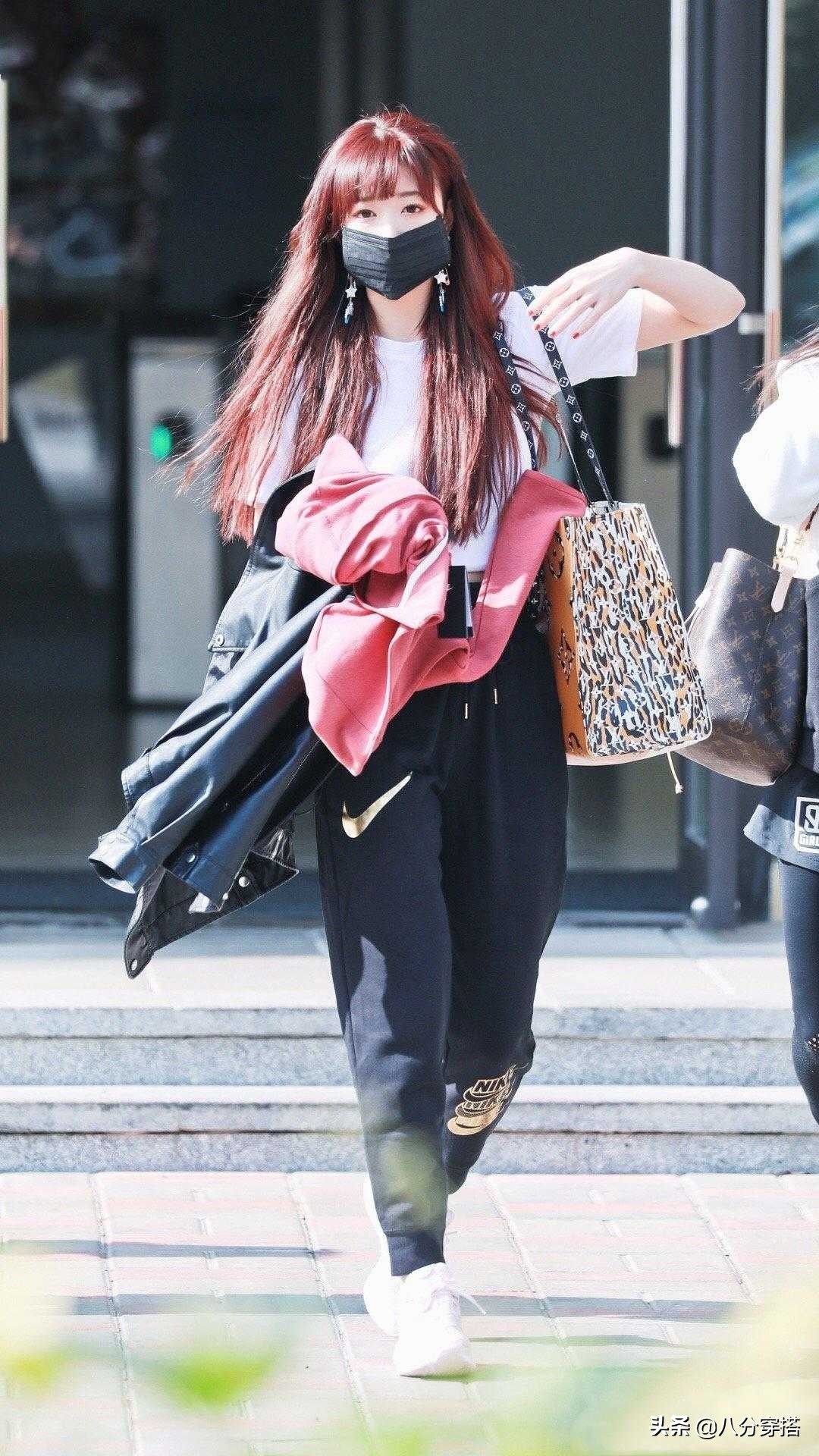 孔雪儿的穿搭胆大!白色T恤搭配运动裤,帅气风格让人心动