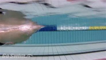 仰泳游偏了怎么办仰泳总是向下沉,仰泳怎样才不会游歪了