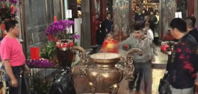 家长在学校门口烧香,学生家长在校门口烧香