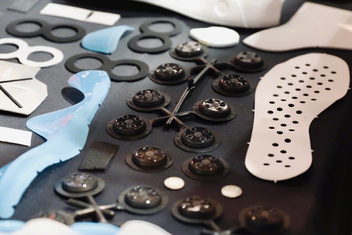 韦德之道九低帮是全掌碳板吗,韦德之道8是高配全掌䨻吗