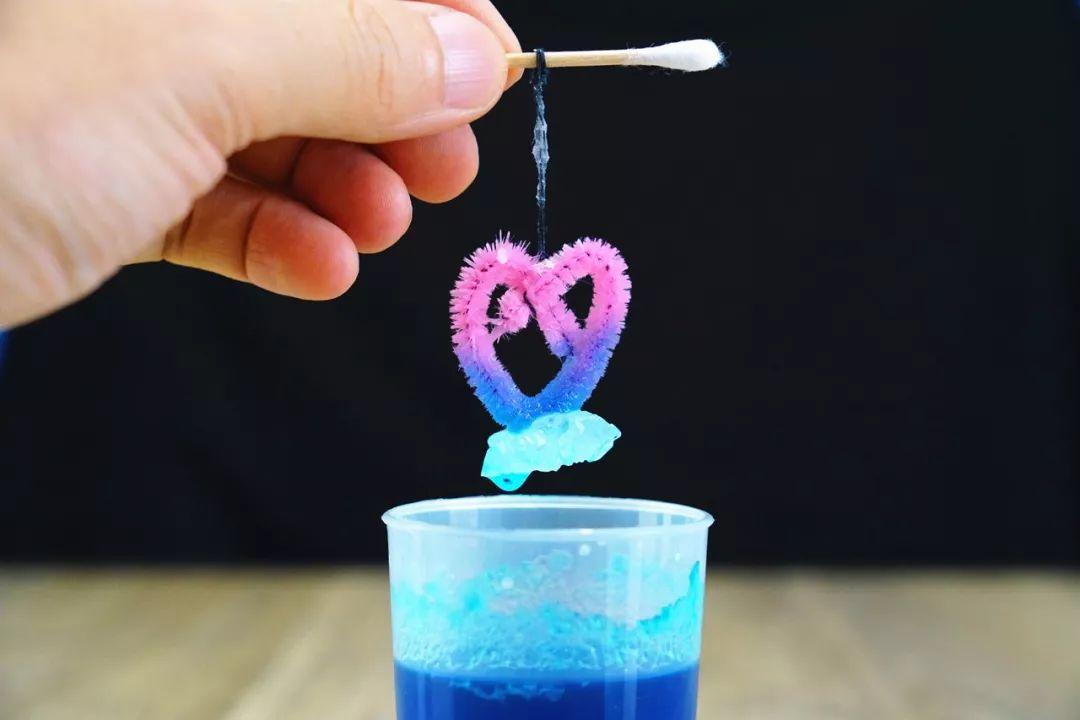 棉签放水里,第二天长出一块水晶石?还挺漂亮