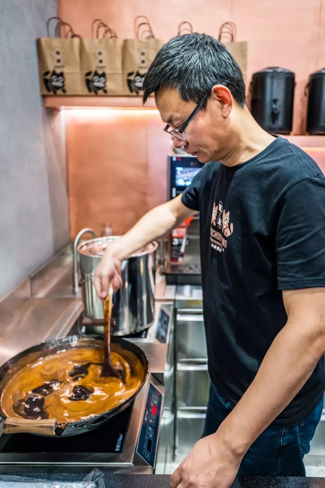 日本冲绳同款！淮海路惊现网红“炒奶茶”，买1送1！