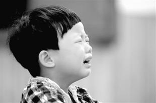 8岁的孩子被爸爸打,8岁男孩被父亲打了妈妈怎么安慰