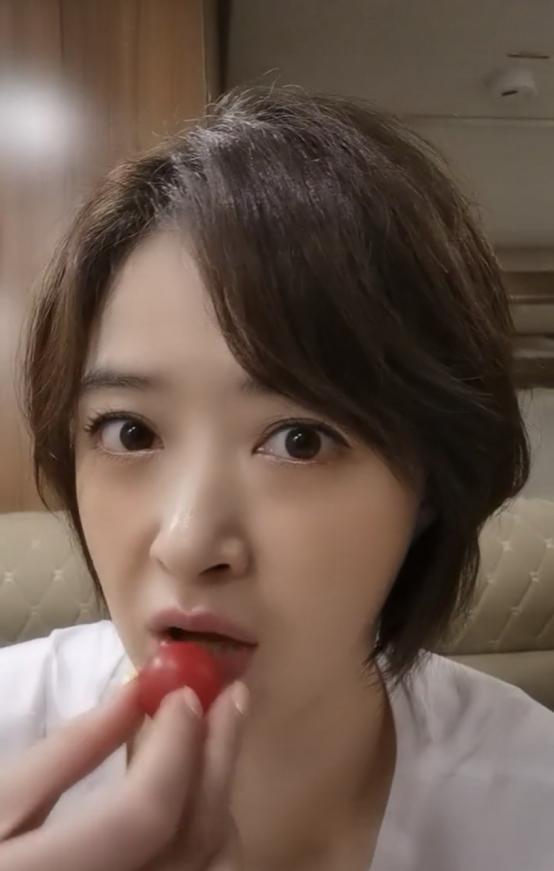 蒋欣真该减肥了，脸上肉感明显让人好想捏，但“八字沟”真显老