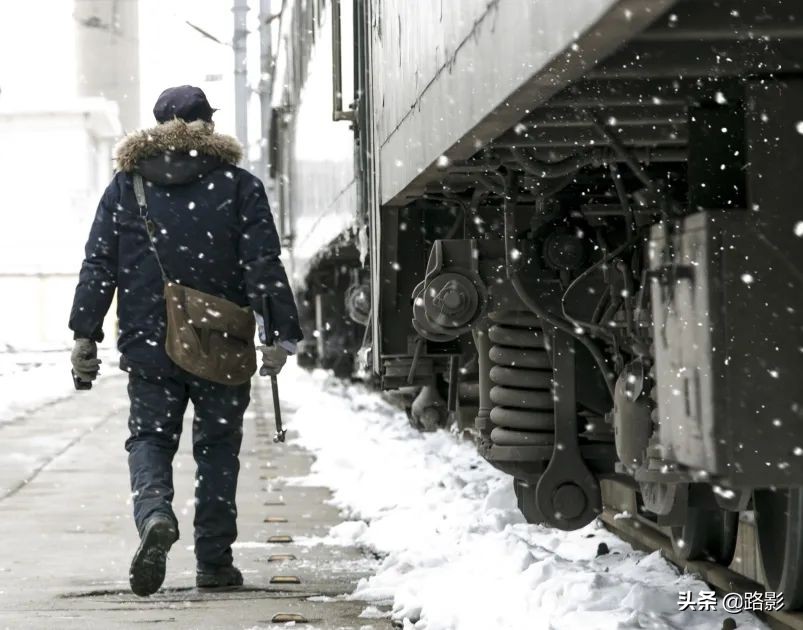 抗击疫情守护平安摄影征稿,战疫情保春运铁路警察在行动
