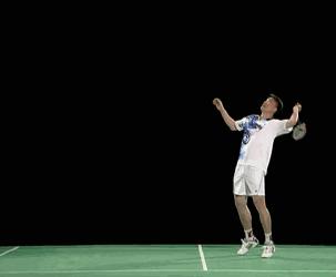 羽毛球手腕发力技巧正手高远球,羽毛球后场高远球挥拍发力细节