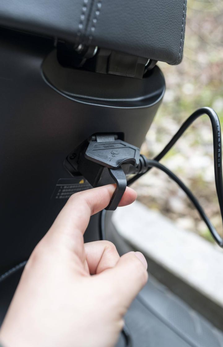 大灯炫酷有型,九号e100大灯效果