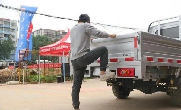 金杯s22双排微卡和t32对比,金杯t32微卡小货车限重是多少